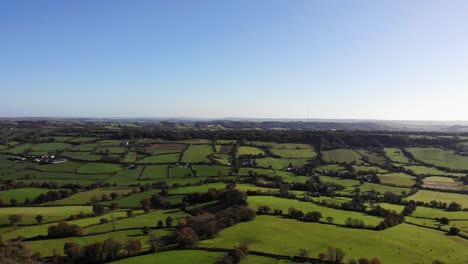 Vorwärts-Bewegende-Luftaufnahme-Der-Grünen-Felder-Der-Landschaft-Von-East-Devon-England-Uk