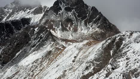 Jade-Dragon-Mountain-In-Yunnan-China,-Shanzidou-Peak,-4k-Luftbild