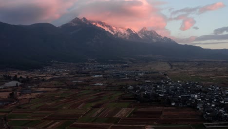 Dramatischer-Sonnenaufgang-über-Yulong-Xue-Shan,-Jadedrache-Schneeberg-China,-Antenne