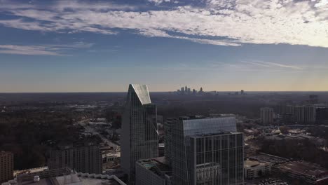 Lenox-hochhäuser-Mit-Der-Stadt-Atlanta-Im-Hintergrund