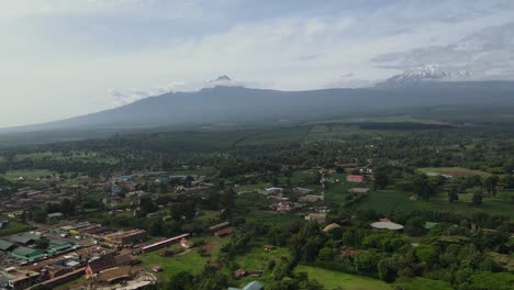 Stadt-Loitokitok-Mit-Blick-Auf-Den-Höchsten-Berg-Tansanias,-Den-Kilimanjaro-In-Kenia---Luftdrohnenaufnahme
