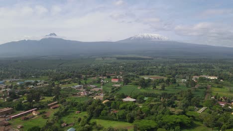Vista-Aérea-Del-Monte-Kilimanjaro-Como-Se-Ve-En-La-Ciudad-Rural-En-Kenia---Toma-Aérea-De-Drones