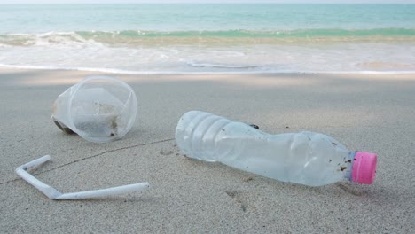 Plastikmüll-Liegt-An-Einem-Strand-In-Der-Nähe-Des-Tropischen-Ozeans
