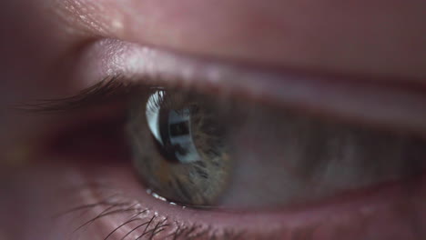 Screen-Of-Smartphone-Reflecting-On-Human-Eye---Macro-Shot,-Close-Up