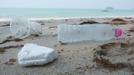 Plastikmüll-An-Einem-Strand-In-Thailand