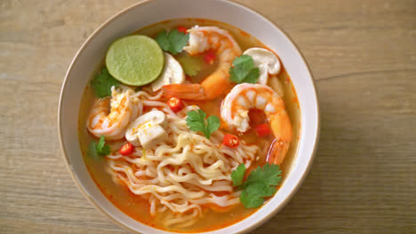 instant-noodles-ramen-in-spicy-soup-with-shrimps---Asian-food-style
