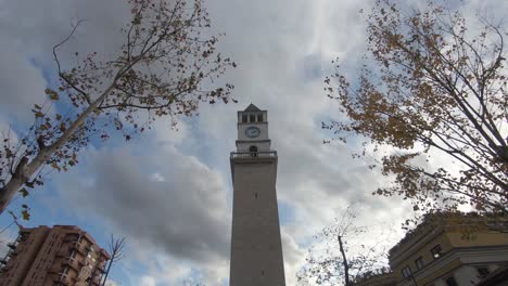 La-Torre-Del-Reloj-De-Tirana,-Albania,-Contra-El-Cielo-Nublado