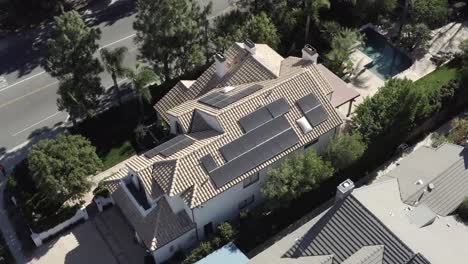Sonnenkollektoren-Auf-Dem-Dach-Eines-Privathauses-Installiert