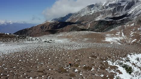 Extremer-Trailrunner,-Der-Einen-Wunderschönen-Schneebedeckten-Berghang-Hinaufläuft,-Luftbild