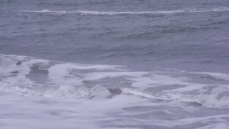 Raue-Stürmische-Meereswellen-Rollen-Und-Stürzen-Auf-Die-Strandküste