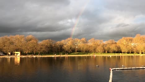 Schöner-Regenbogen-Erscheint-über-Dem-Hyde-Park-In-London