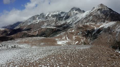 Vista-Impresionante-Del-Pico-De-La-Montaña-Del-Dragón-De-Jade-Chino,-Provincia-De-Yunnan