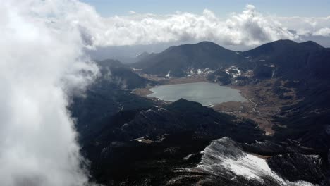 Erstaunlicher-Bergsee-An-Der-Spitze-Des-Jadedrachen-Schneebergs,-Yunnan,-China