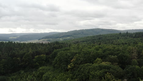 Luftaufnahme-Der-Waldnaturlandschaft,-Alpine-Berge-In-Der-Tschechischen-Republik-Im-Herbst