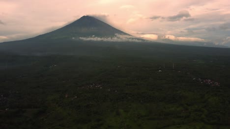 Amed-Bali-Insel-Der-Götter-Indonesien-Drohne-Luftaufnahmen-Fliegen-über-Grüne-Dschungelvegetation-Neblig-Nebligen-Morgen-Sonnenaufgang