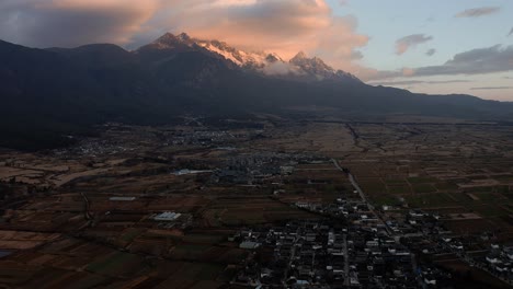 Dramatischer-Sonnenaufgang-über-Jadedrachenschneeberg-Und-Stadt-Lijiang-China,-Antenne