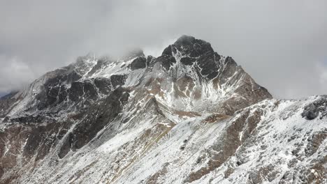 Hermoso-Pico-De-La-Montaña-Shanzidou,-Jade-Dragon-Mountain-China,-Antena-Panorámica