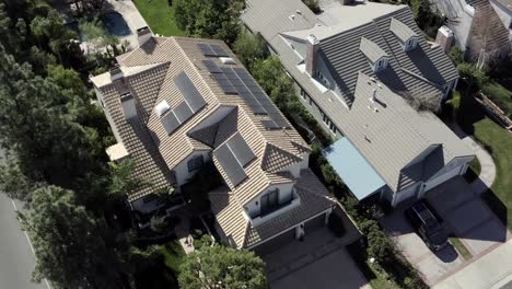 Solar-panels-on-roof-of-residential-house,-Los-Angeles