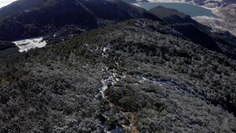 Wanderer-Aufsteigender-Hoher-Jade-Drachenberg-Auf-Kaltem-Frost,-Yunnan,-China,-Antenne