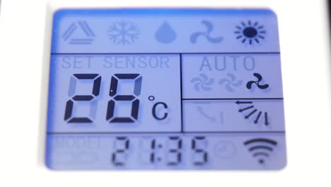 Air-conditioning-remote-control-screen-changing-mode,-fun-and-temperature