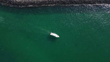 Luftaufnahme-Eines-Kleinen-Schiffs-Schwimmt-Auf-Der-Meeresoberfläche-Von-Dubais-Mamzar-Beach,-Arabisches-Meer,-Top-touristenattraktion,-Vae,-4k-videomaterial