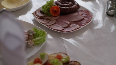 Verschiedene-Leckere-Fleisch--Und-Käseketten-In-Einem-Café