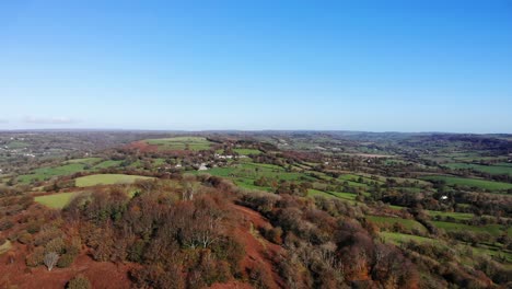 Vorwärts-Bewegende-Luftansicht-Mit-Blick-Auf-Dumpdon-Hill-Und-Grüne-Felder-In-Der-Nähe-Von-Honiton-Devon