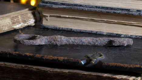 Alter-Eisenschlüssel-Und-Alte-Bibel-Sitzen-Auf-Abgenutzter-Holztischplatte