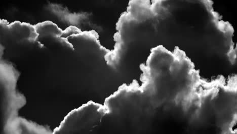 Nubes-Tormentosas-Dramáticas-En-Blanco-Y-Negro---Tiro-De-ángulo-Bajo