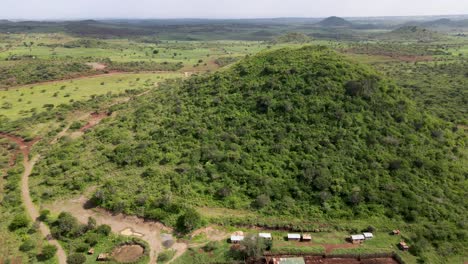 Tierras-Agrícolas-Con-Exuberantes-Montañas-En-El-Fondo-Durante-El-Día-Soleado-En-Kenia,-África