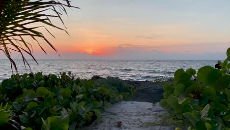 Zeitraffer-Des-Sonnenaufgangs-über-Dem-Karibischen-Meer-Vom-Strand-Von-Tulum