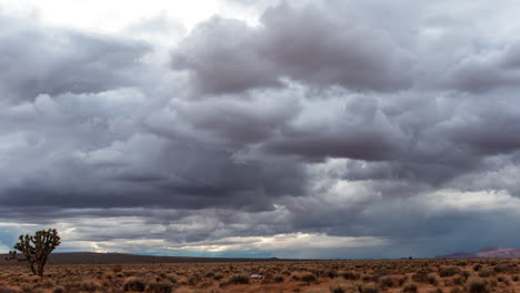 Grandes-Y-Tormentosas-Nubes-De-Lluvia-De-Cúmulos-Toman-Forma-Sobre-El-Desierto-Del-Desierto-De-Mojave---Lapso-De-Tiempo