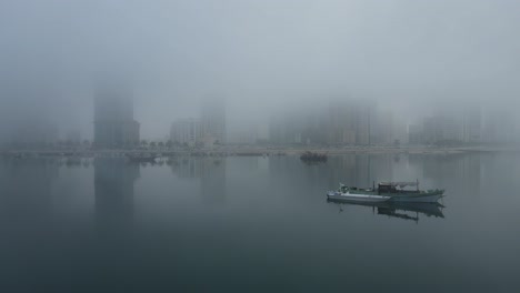 Drohnenansicht-Des-Nebels-In-Den-Vae,-Sharjahs-Al-Khan-Strand-Bedeckt-Im-Wintermorgennebel,-Vereinigte-Arabische-Emirate,-4k-drohnenaufnahmen