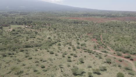 Afrikanische-Landschaft-Und-Ackerland-In-Luftdrohnenbewegungsaufnahme