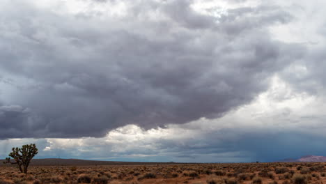 Regenwolken-Bilden-Abstrakte-Formen-über-Der-Trockenen-Und-Durstigen-Mojave-Wüstenlandschaft---Sich-Schnell-Entwickelnder-Zeitraffer
