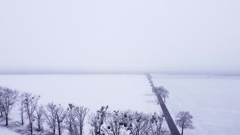 Ländliche-Landschaft-Mit-Schnee-Bedeckt-Und-In-Nebel-Gehüllt