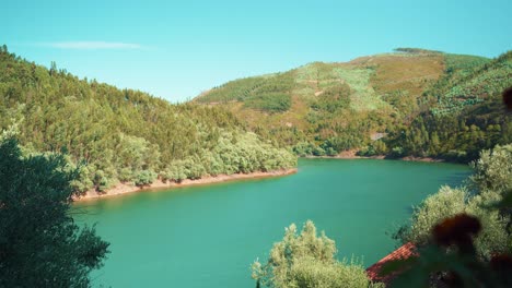 Río-De-Campo-Entre-Verdes-Colinas-De-Montaña-En-Verano-En-Sol-Azul-Cielo-Amplio-Tiro-Abierto-4k