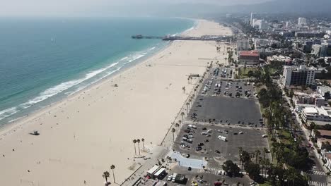 Luftaufnahme-Des-Sandgrundstücks-Am-Strand-Von-Los-Angeles,-Das-Sich-Bis-Zum-Pier-Von-Santa-Monica-Neigt