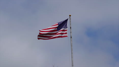 Eine-Amerikanische-Flagge,-Die-In-Zeitlupe-Im-Wind-Flattert
