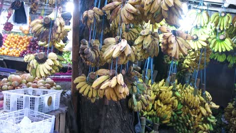 Bananen-Werden-Auf-Traditionellen-Märkten-Verkauft
