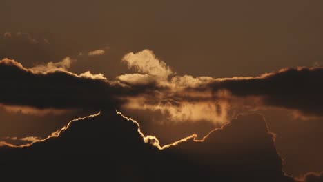 Zeitraffer-Des-Sonnenuntergangs-Hinter-Wolken-Bei-Sonnenuntergang,-Statische-Weitwinkelaufnahme