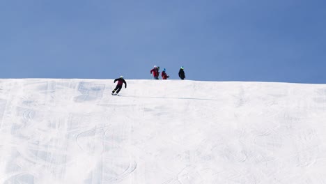 Esquí-En-Cámara-Lenta-De-Un-Joven-Atleta-De-Esquí-Masculino-En-Esquí-De-Alta-Velocidad-Se-Convierte-En-Una-Pista-De-Esquí-Moderna-En-Una-Estación-De-Esquí-En-Austria