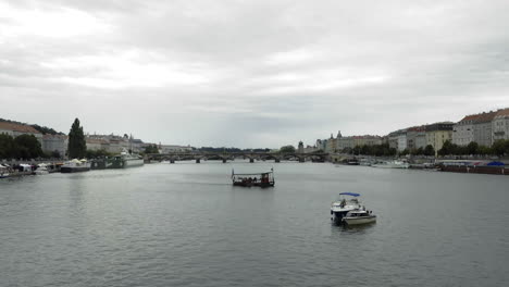 Río-Vltava-En-La-Ciudad-De-Praga,-República-Checa,-Con-Barcos,-Ferry-Y-Puentes