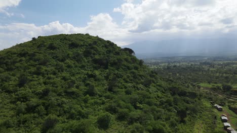 Colina-Boscosa-Cerca-De-Una-Granja-Africana,-En-El-Sur-De-Kenia,-Pueblo-De-Loitokitok