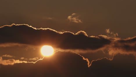 Ein-Wunderschöner-Sonnenuntergang-Hinter-Den-Wolken,-Statischer-Weitschuss