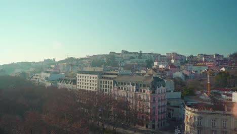Lissabon-Stadtdach-Am-Morgen-Unter-Blauem-Himmel-über-Den-Bäumen-4k