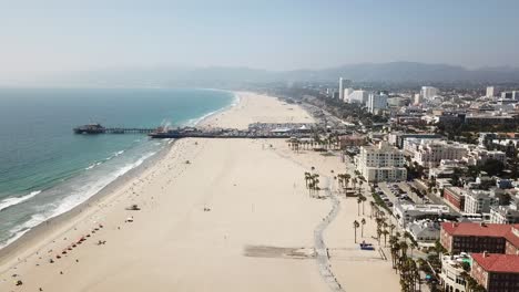 Los-Angeles-Strand-Wohneigentum-Küstenlinie-Antenne-Zurückziehen-Enthüllen-Ansicht