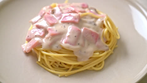 homemade-spaghetti-white-cream-sauce-with-ham---Italian-food-style