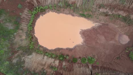 Luftaufnahme-Des-Steinbruchs-Mit-Schlammigem-Wasser-In-Der-Nähe-Einer-Afrikanischen-Farm-In-Loitokitok,-Kenia