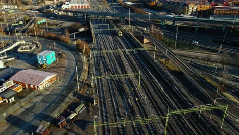 Tren-Que-Viaja-En-La-Vía-Férrea-Con-El-Tráfico-De-La-Ciudad-Al-Atardecer-En-Gotemburgo,-Suecia